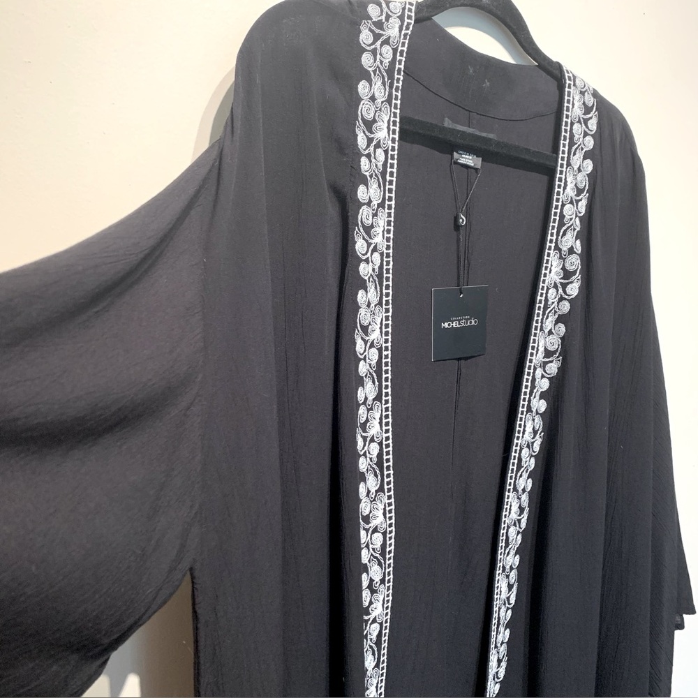 Lovely embroidered Kimono - Picture 2 of 8